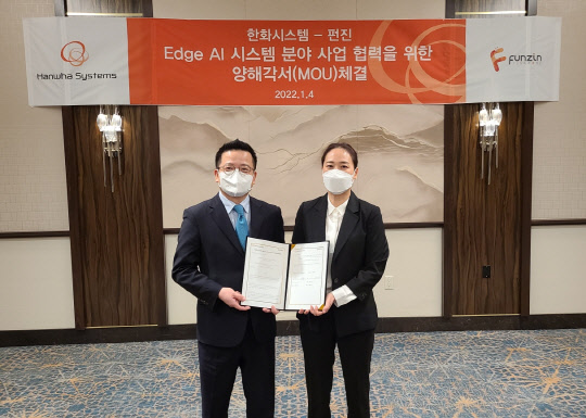 어성철(왼쪽) 한화시스템 대표이사와 김득화 펀진 대표이사가 4일(현지시간) 미국 라스베이거스 내 한 호텔에서 양해각서를 체결하고 기념촬영을 하고 있다. <한화시스템 제공>